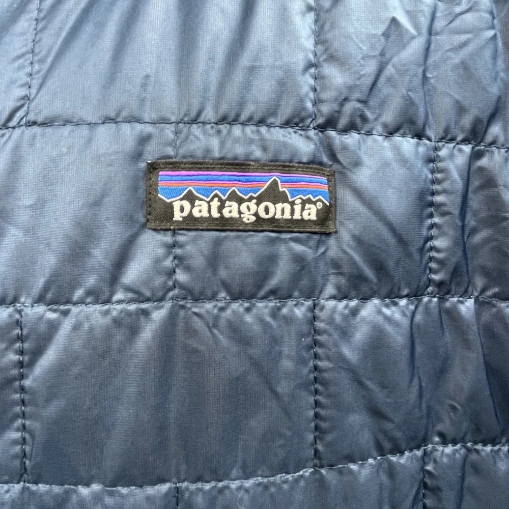 Patagonia Men's Navy Blue and Cream Puff Zipper‎ Vest Pockets Logo XXL